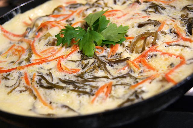 Яичница с морской капустой