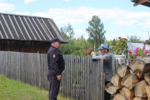 участковый разговаривает с дачником